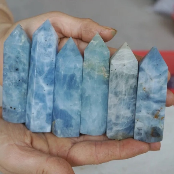 Blue Celestite Gemstone tower - Picture 4 of 9